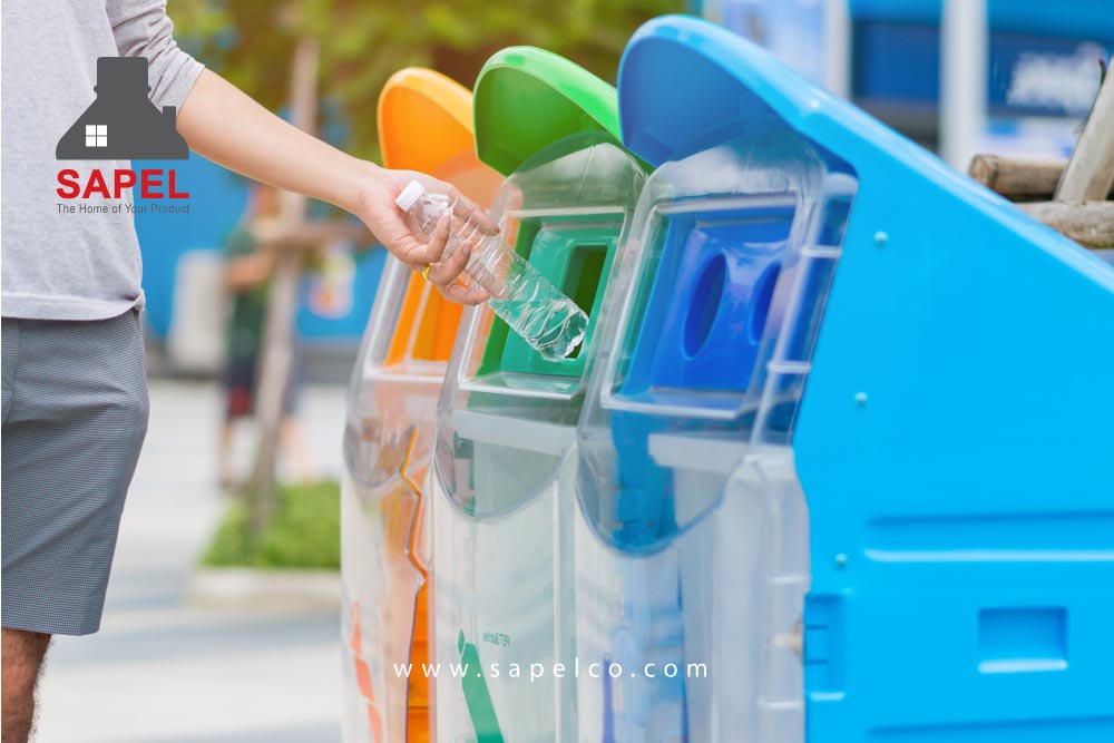 سطل ها و رنگ ها برای بازیافت زباله های پلاستیکی