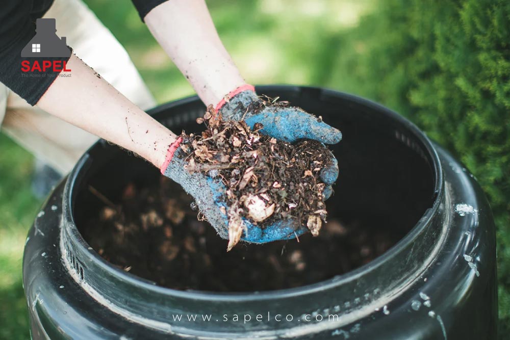 کمپوست نوعی کود حاصل شده از بازیافت مواد طبیعی و ارگانیک مانند مواد زائد گیاهی، حیوانی و غذایی است که جهت تقویت خاک مورد استفاده قرار می‌گیرد.